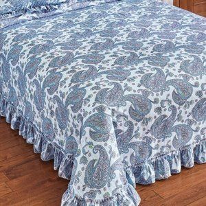 NEW Twin Lightweight Paisley Plisse Ruffled Edge Bedspread, 110" X 80"
